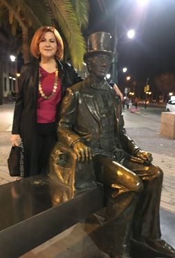 María Viedma junto a la estatua de Hans Christian Andersen