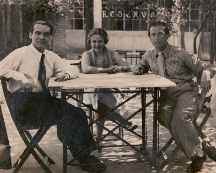 Rafael Alberti con María Teresa León y Federico García Lorca en un merendero de Cuatro Caminos