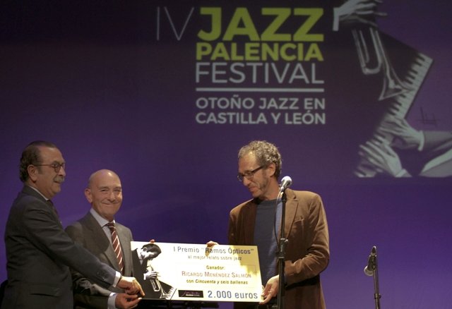 Ricardo Menéndez Salmón recibe el I Premio Internacional \'Ramos Ópticos\' de relatos sobre jazz en la sesión inaugural del IV Jazz Palencia Festival