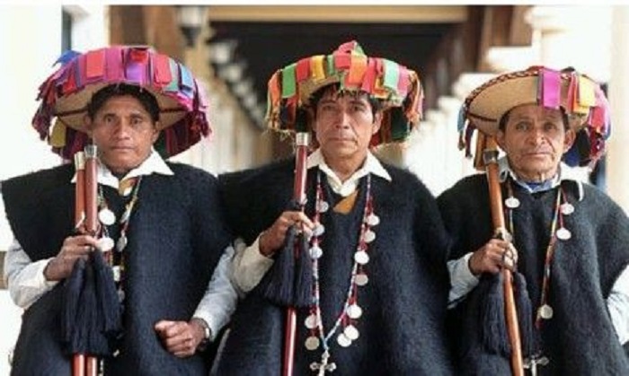 Indios tzotziles con traje de fiesta
