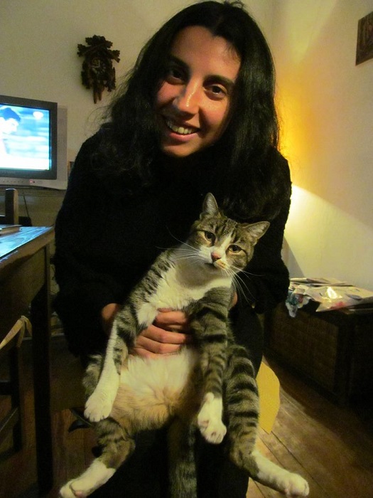 Alicia Salinas y su querida gata Janis