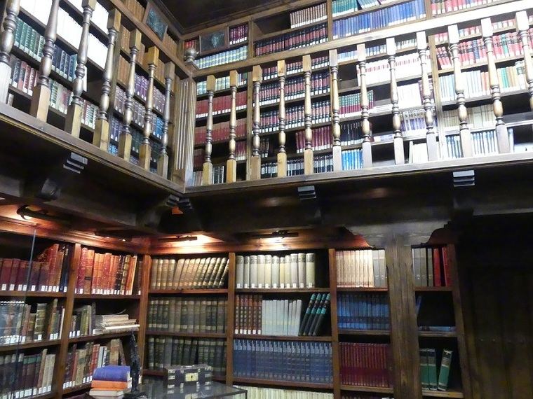 Biblioteca Mocén en Rueda

