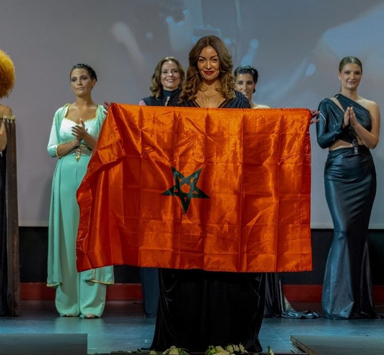 Salima El Boussouni, ganadora del concurso de moda Modavision® 2024, mostrando su bandera.