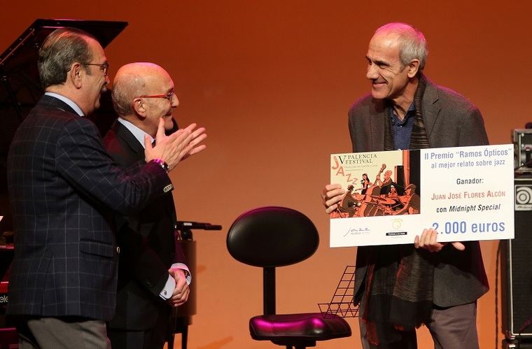 Guillermo Ramos y Carmelo Ramos, felicitan a Juan José Flores en el Teatro Principal de Palencia, tras hacerle entrega del II Premio Internacional 'Ramos Ópticos' al mejor relato sobre jazz. 