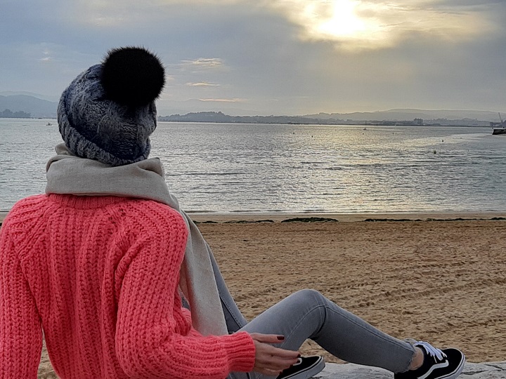 Greta Alonso frente al mar Cantábrico