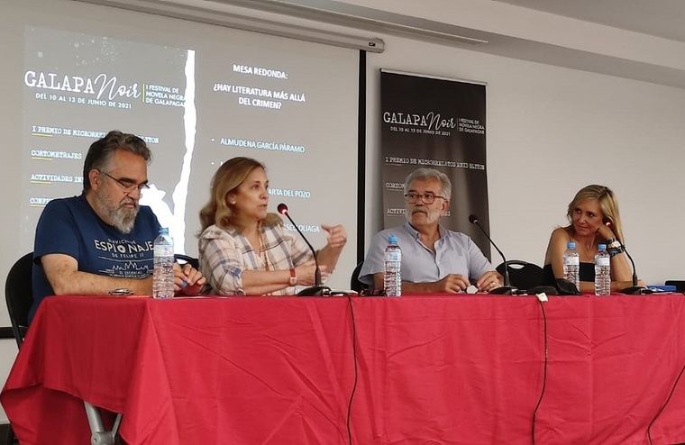 Javier Santamarta del Pozo, Almudena García Páramo, Javier Velasco Oliaga y Marta Robles en la mesa redonda '¿Hay literatura más allá del crimen?'