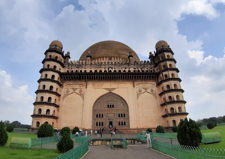 Mausoleo de Gol Gumbaz en Bijapur