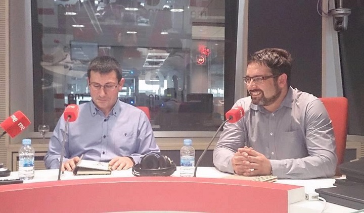 Gregorio Muelas y José Antonio Olmedo hablando de su libro de haiku 'La soledad encendida' en Radio Nacional de España