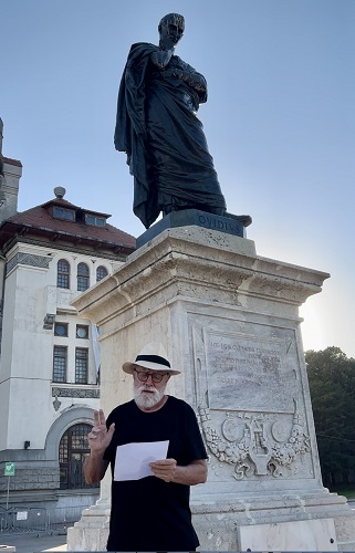 Gustavo Gac-Artigas frente a la estatua de Ovidio