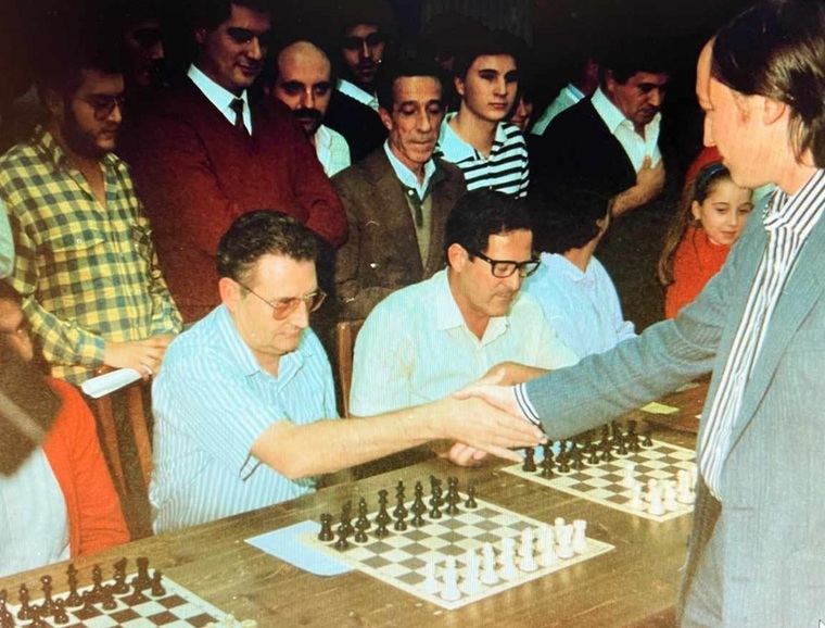 Anatoly Karpov saludando a Manuel Galindo al comienzo de la partida. Foto aportada por el propio Manuel, a través de su amigo el árbitro internacional Eduardo López Rodríguez