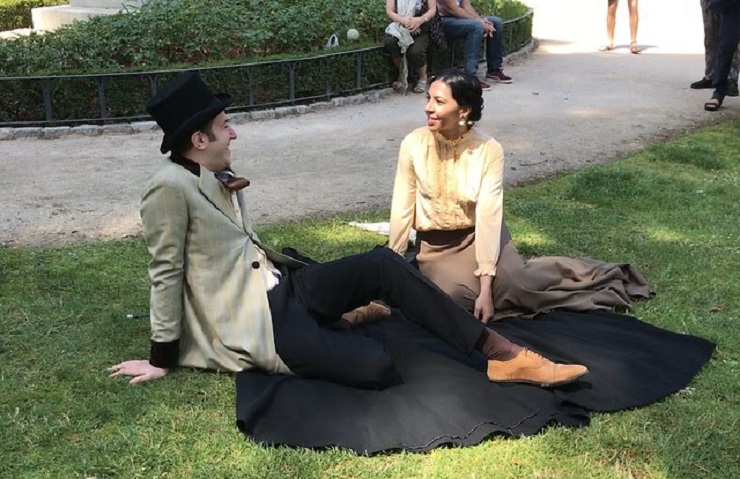 Pedro Espejo y Cristina Sanchón interpretando un fragmento de 'La desheredada' en El Retiro. 