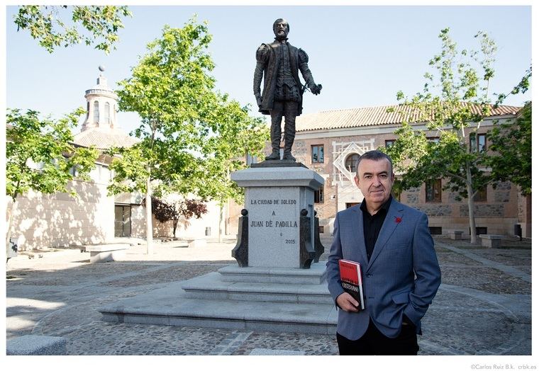 Lorenzo Silva ante la estatua de Juan de Padilla