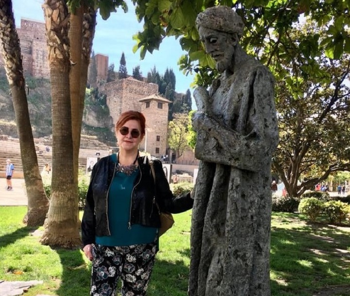 La autora del artículo junto a la estatua de Ibn Gabirol en Málaga