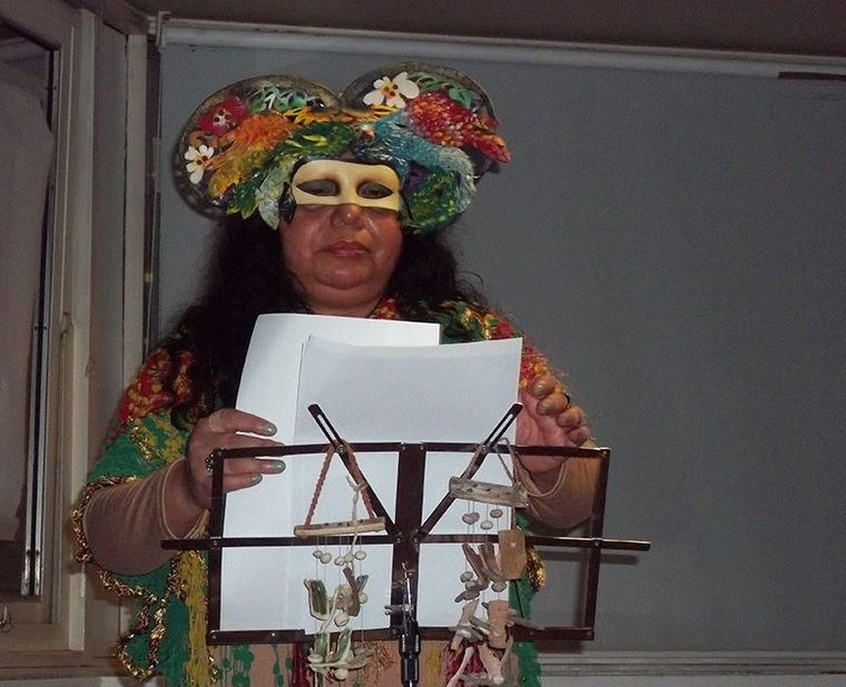 María Lilian Escobar en una performance en la Bibliotec Nacional