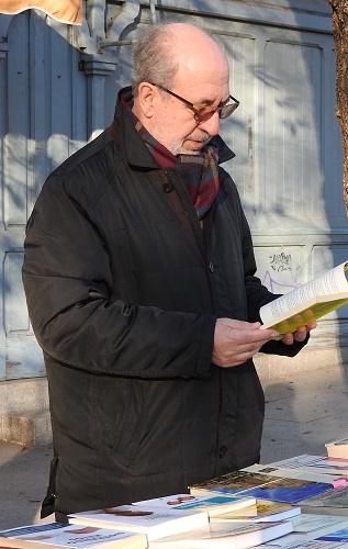 El escritor Ricardo Martínez en la Cuesta de Moyano