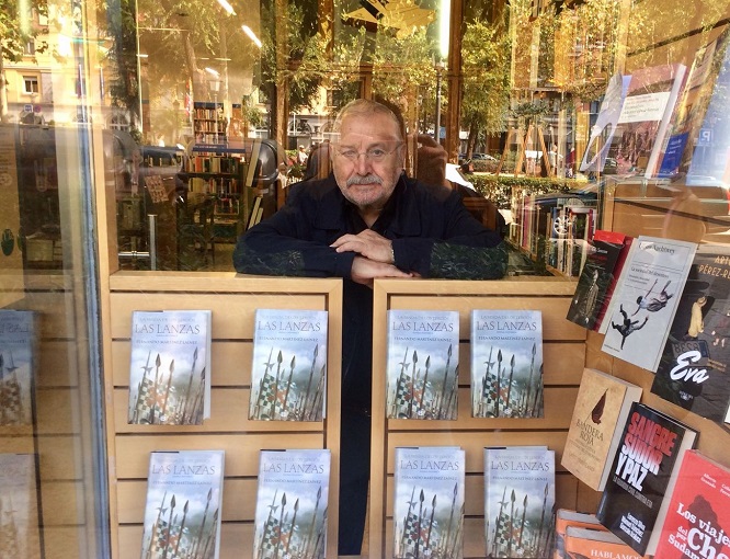 Fernando Martínez Laínez en una librería