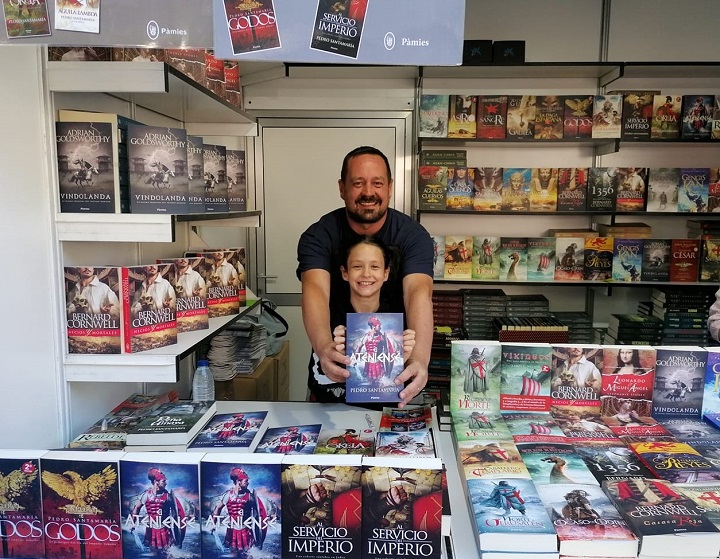 Pedro Santamaría con su hija en la Feria del Libro de Madrid