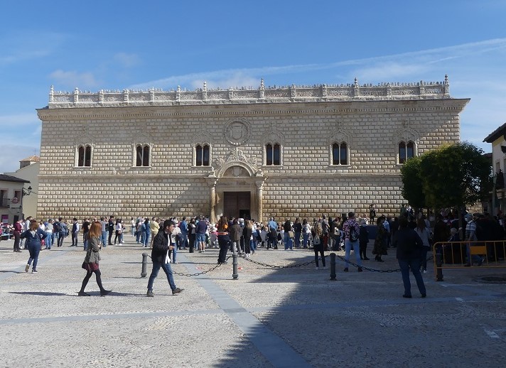 Plaza Mayor de Cogolludo con el Palacio de los Duques de Medinaceli al fondo