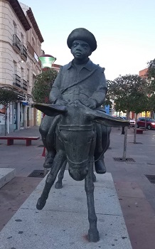 La estatua de Sancho Panza, de Marino Amaya en la plaza de España (Alcázar de San Juan), inspirada en Tico Medina