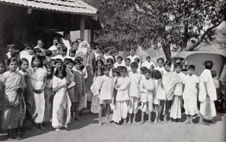 Tagore con escolares de su escuela de Santiniketon