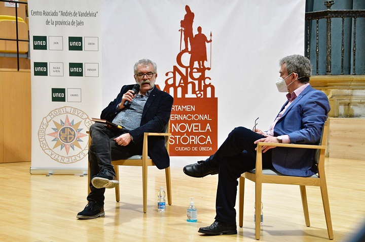 Javier Velasco y Santiago Posteguillo en la presentación en Úbeda de la novela histórica 'Y Julia retó a los dioses'