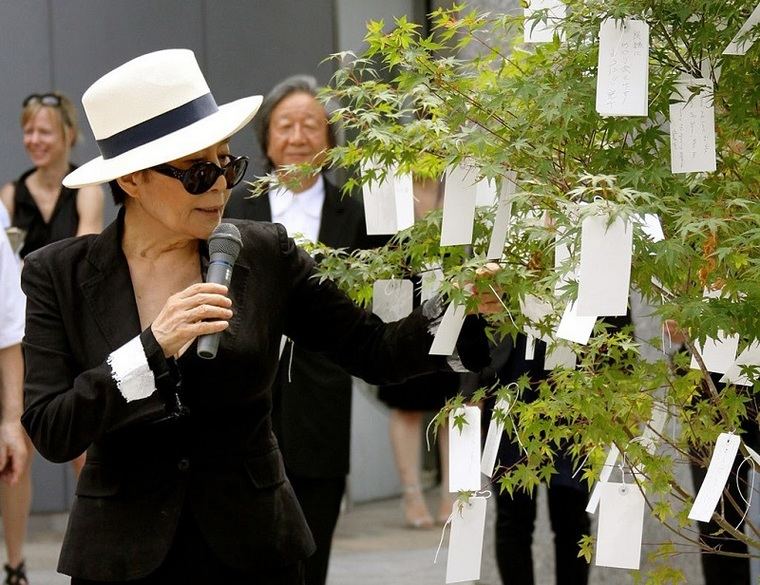Yoko Ono y su 'Wish Tree'