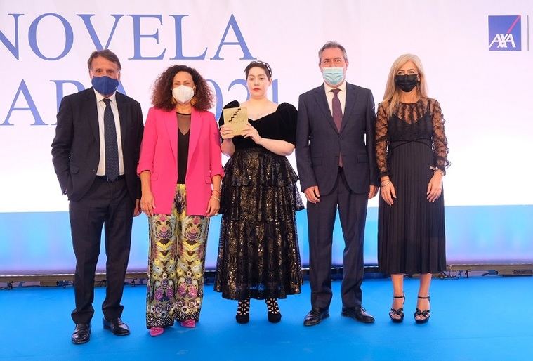De izquierda a derecha: José Creuheras (Presidente de Grupo Planeta), Olga Sánchez (Presidenta Fundación AXA), la ganadora Alaitz Leceaga,  Juan Espadas (Alcalde de Sevilla) y Patricia del Pozo (Consejera de Cultura y Patrimonio de la Junta de Andalucía).