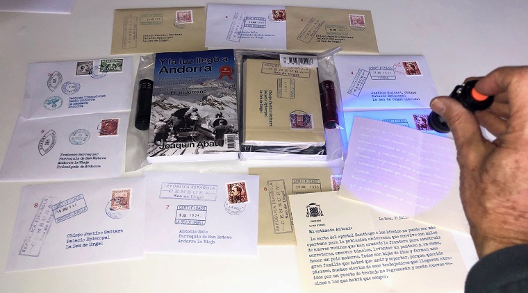 Libro y cartas de 'Y la luz llegó a Andorra'