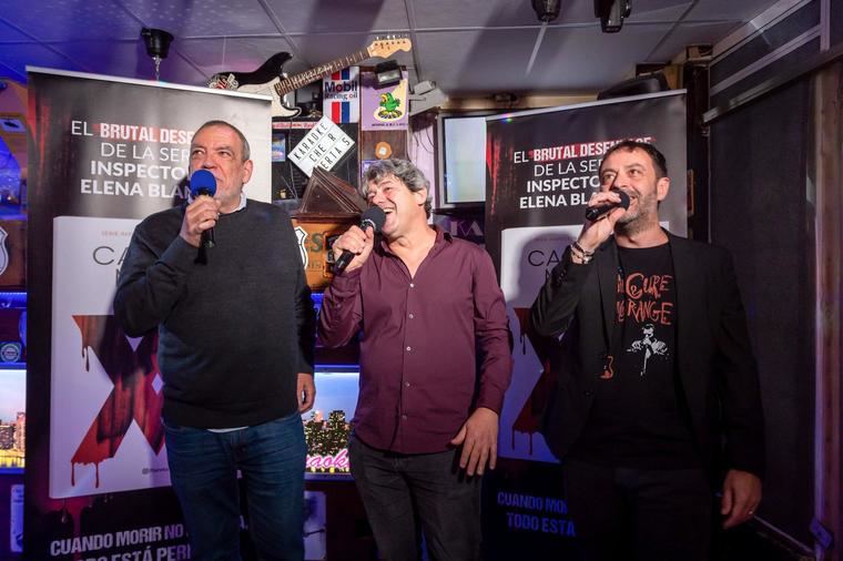 El célebre trío de cantantes conocidos como Carmen Mola interpretan 'Azzurro', canción que popularizó Adriano Caletano años ha