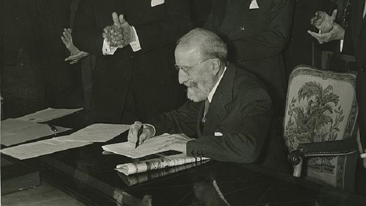 Menéndez Pidal firmando la cesión del Cantar de mío Cid a la Biblioteca Nacional