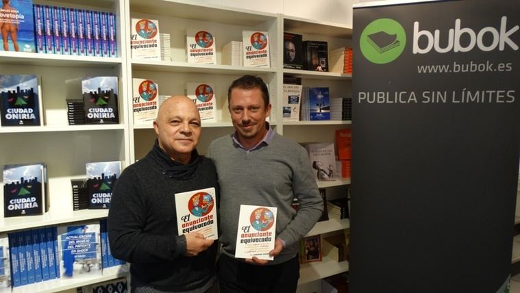 José Luis Delgado Guitart (izq.) y Sergio Mejías (drcha.) en la Librería Bubok