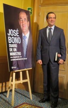 José Bono con su libro (Fotos: José Belló Aliaga)