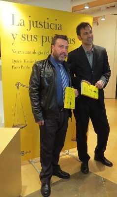 Paco Pardo y Quico Tomás- Valiente, autores de “La justicia y sus puñetas”, con su libro (Foto: José Belló Aliaga)