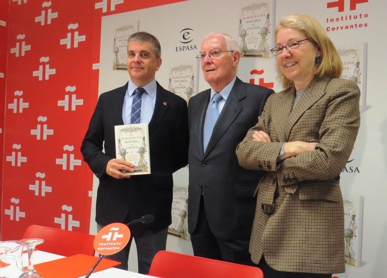 El autor, Francisco Moreno, con su obra; Víctor García de la Concha, Director del Instituto Cervantes y Ana Rosa Semprún, Directora General de Espasa