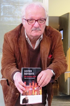 Javier Reverte con su libro