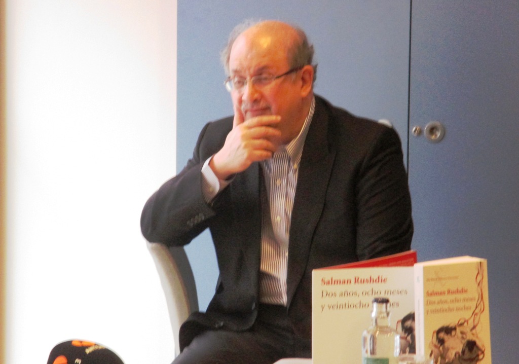 Salman Rushdie visita España para presentar su último libro, “Dos años, ocho meses y veintiocho noches”