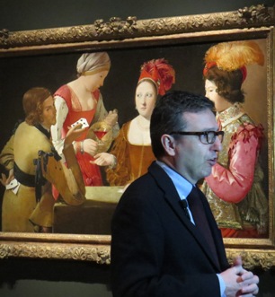 Andrés Úbeda, jefe de Conservación de Pintura Italiana y Francesa del Museo del Prado y co-comisario de la muestra, atendiendo a los medios de prensa