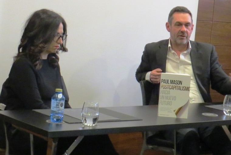 Elisabet Navarro Sánchez , Editora Ejecutiva de Paidós-Zenith y Paul Mason durante la rueda de prensa 
