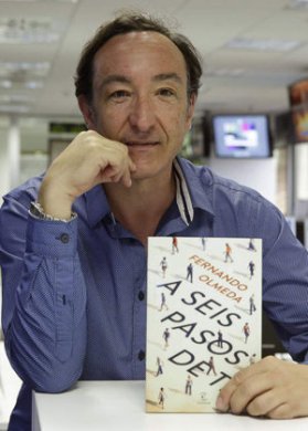 Fernando Olmeda con su libro