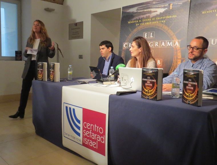 De pié, la Directora de Ficción de Editorial Planeta, Raquel Gisbert, junto a Joaquín Duro Arribas, Ana López Martín y Jesús Mejías