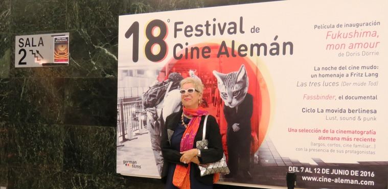 La prestigiosa cineasta Doris Dörrie junto al cartel de la película