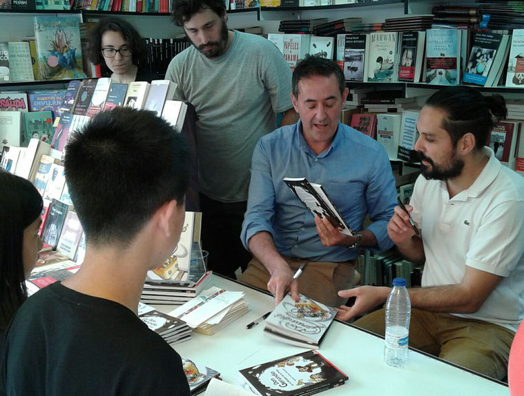 Mariano Velasco y Francisco Poyatos firmando ejemplares