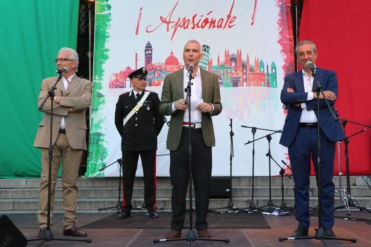 Salutación a los asistentes del Embajador Stefano Sannino, acompañado con Marco Pizzi (derecha) y Cosimo Guardino (Izquierda)