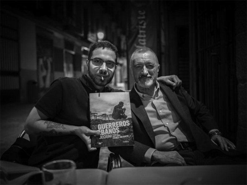 Arturo Pérez-Reverte y JEOSM presentan "Guerreros urbanos" en la librería La Fábrica