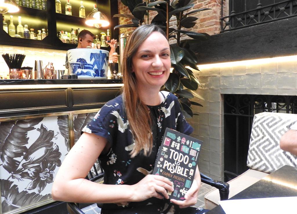 La joven escritora Carmen Pacheco presenta su primera novela, “Todo lo posible”