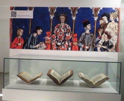 Se exhibe una selección de piezas manuscritas e impresas ligadas a la labor histórica del monarca Alfonso X