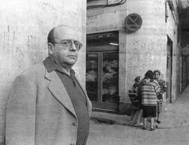Manuel Vázquez Montalbán en uno de los barrios de Barcelona en los que ambientaba sus novelas