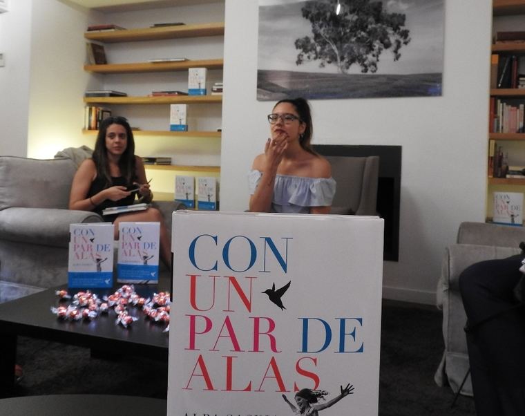 Alba Saskia Presenta Su Primera Novela “con Un Par De Alas” La Escritora A La Que Los