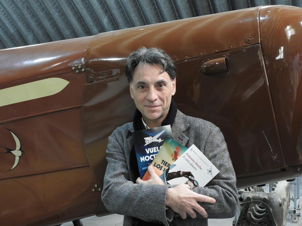 Antonio Iturbe presenta en el aeródromo de Cuatro Vientos su libro “A cielo abierto”