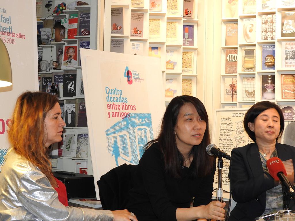 La escritora Han Kang presenta su novela “La vegetariana”, después de ganar el Man Booker